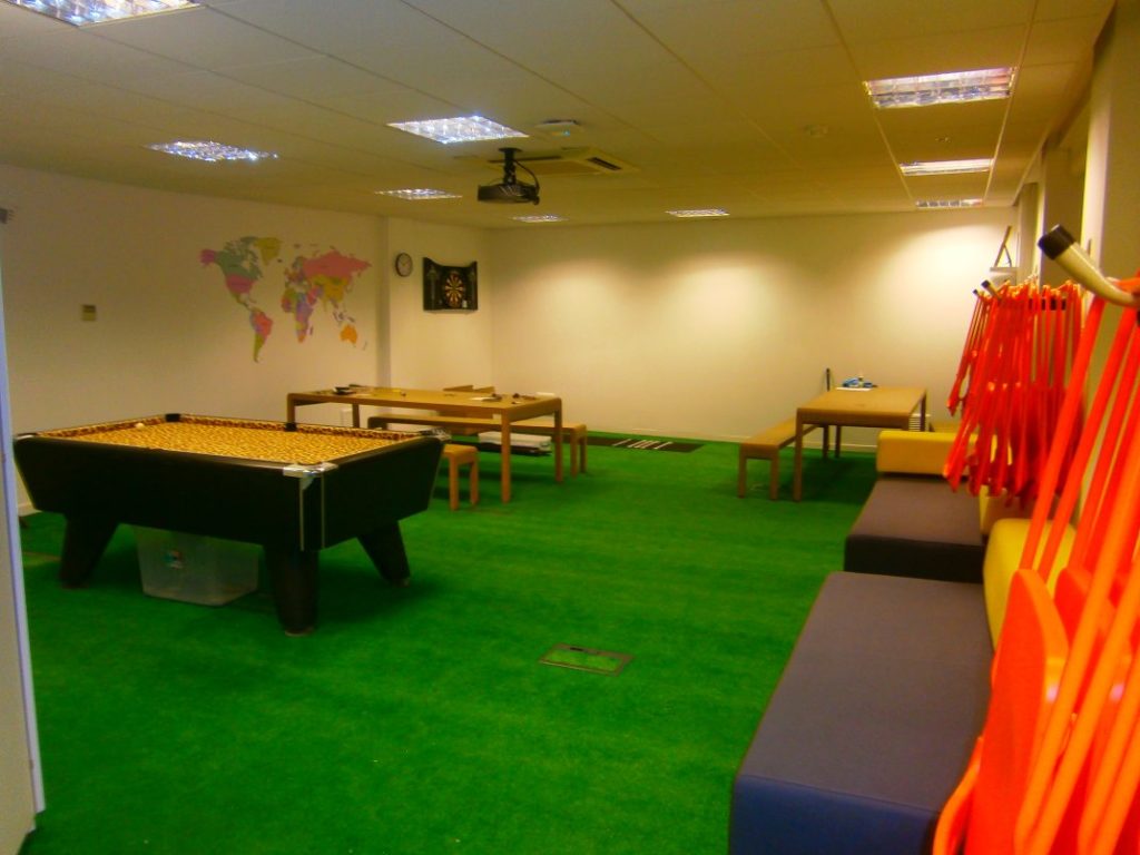 Office recreation space with AstroTurf flooring 01